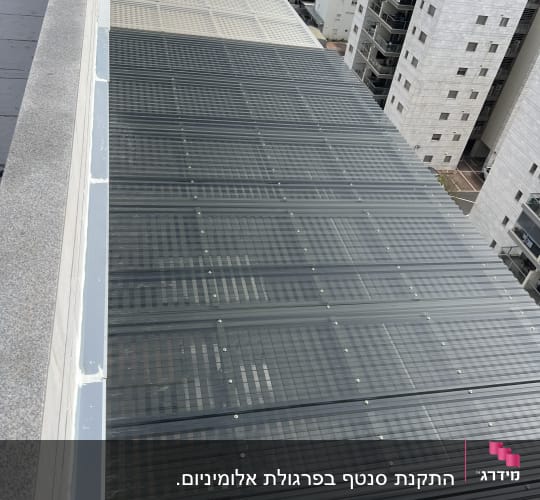 גג בניין עם לוחות מתכת בעיר